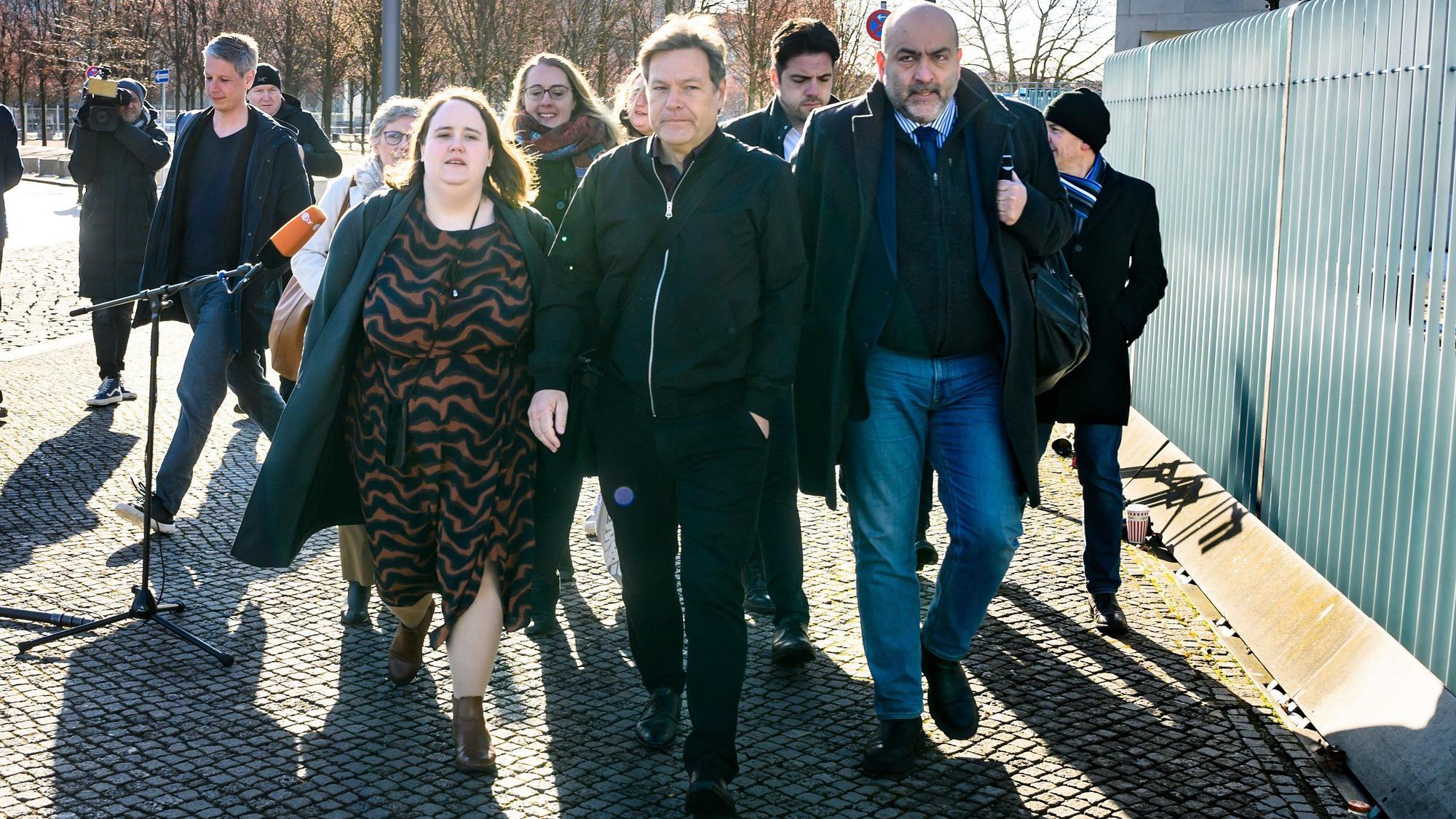 Robert Habeck (Bündnis 90/Die Grünen), Bundesminister für Wirtschaft und Klimaschutz, kommt zusammen mit Ricarda Lang, Bundesvorsitzende von Bündnis 90/Die Grünen, und Omid Nouripour, Bundesvorsitzender von Bündnis 90/Die Grünen, zur Fortsetzung der Sitzung des Koalitionsausschusses im Bundeskanzleramt.