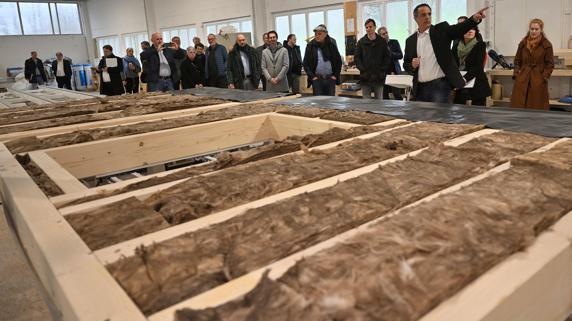 Die Besucher schauten hinter die Kulissen des Fertighausbauers Nordhaus.