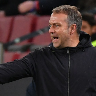 Bundestrainer Hans-Dieter Flick gestikuliert im Spiel gegen Belgien an der Seitenlinie.