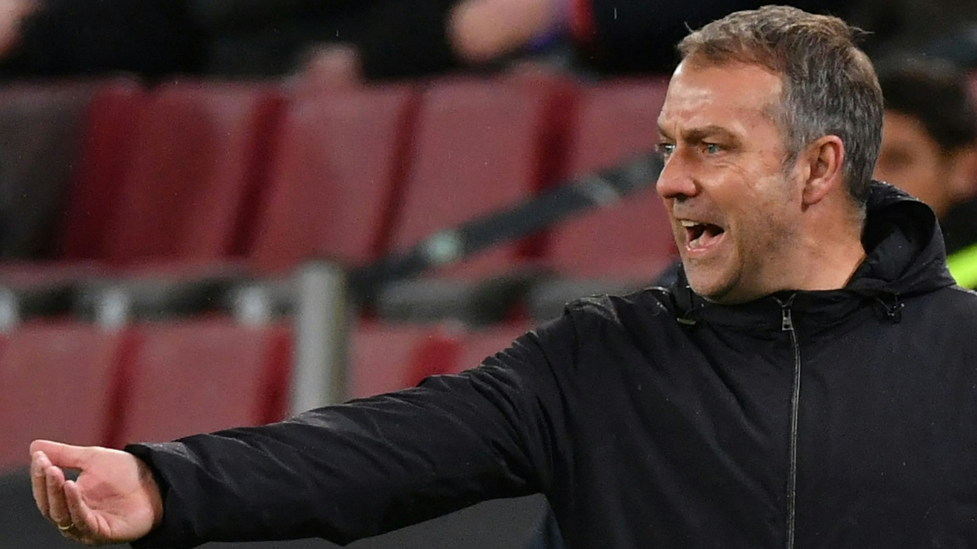 Bundestrainer Hans-Dieter Flick gestikuliert im Spiel gegen Belgien an der Seitenlinie.