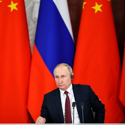21.03.2023, Russland, Moskau: Wladimir Putin, Präsident von Russland, spricht zu Journalisten nach einer Unterzeichnungszeremonie mit Xi, Präsident von China, nach ihren Gesprächen im Großen Kremlpalast. Putin und Xi haben in Moskau Abkommen für den Ausbau ihrer strategischen Partnerschaft bis 2030 unterzeichnet. Foto: Mikhail Tereshchenko/Sputnik Kremlin Pool via AP/dpa +++ dpa-Bildfunk +++