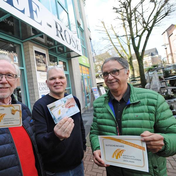 Lothar Feuser (l.) und Reiner Pliefke (r.) vom Wirtschaftsförderungsverein stellten 2023 mit Tee-Händler Christoph Hampel die digitale Geschenkkarte für den Leichlinger Einzelhandel vor.