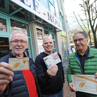 Lothar Feuser (l.) und Reiner Pliefke (r.) vom Wirtschaftsförderungsverein stellten im März 2023 mit Tee-Händler Christoph Hampel die digitale Geschenkkarte für den Leichlinger Einzelhandel vor.