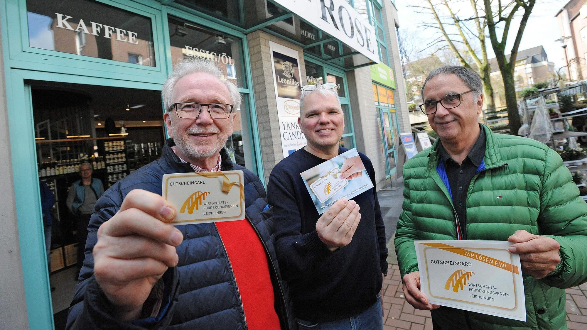 Lothar Feuser (l.) und Reiner Pliefke (r.) vom Wirtschaftsförderungsverein stellten 2023 mit Tee-Händler Christoph Hampel die digitale Geschenkkarte für den Leichlinger Einzelhandel vor.