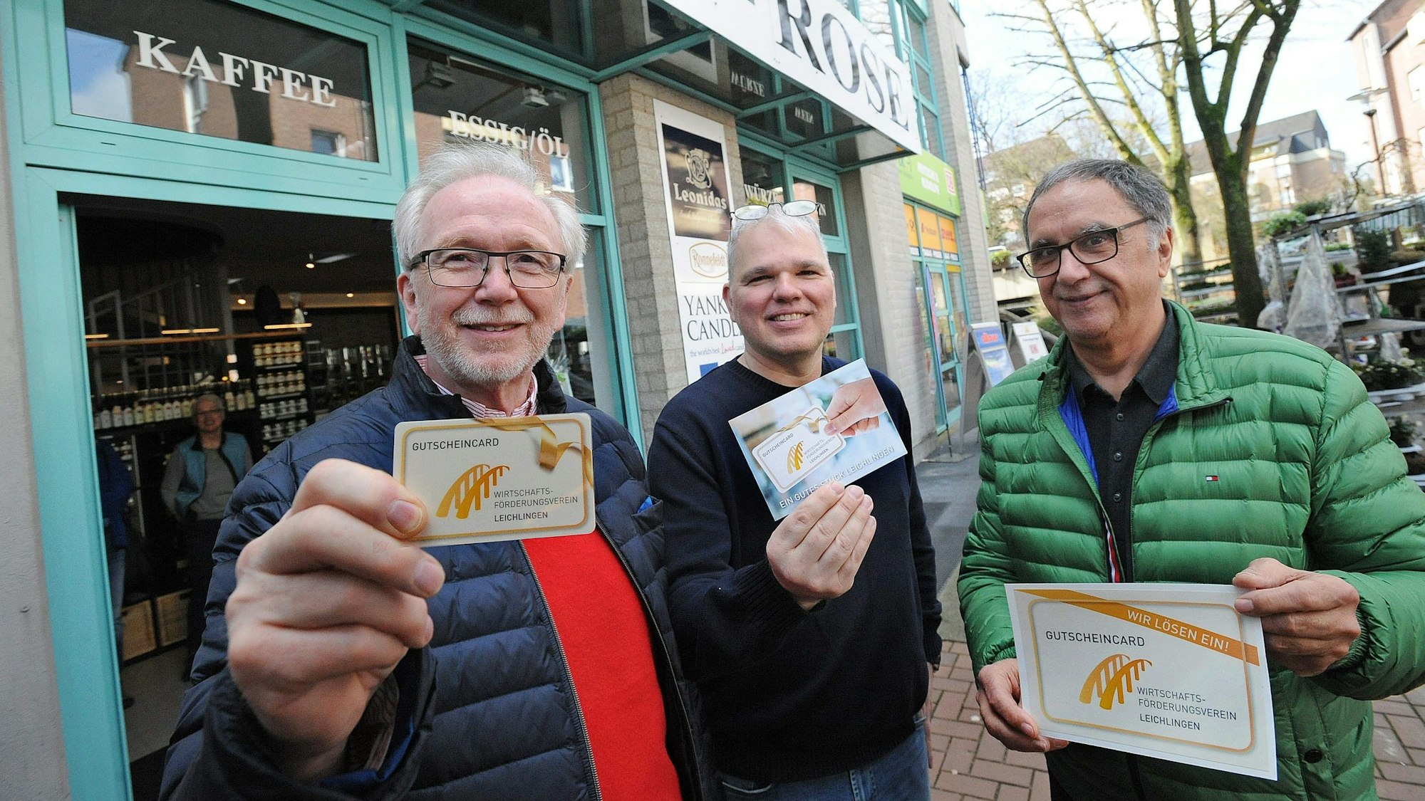 Lothar Feuser (l.) und Reiner Pliefke (r.) vom Wirtschaftsförderungsverein stellten 2023 mit Tee-Händler Christoph Hampel die digitale Geschenkkarte für den Leichlinger Einzelhandel vor.