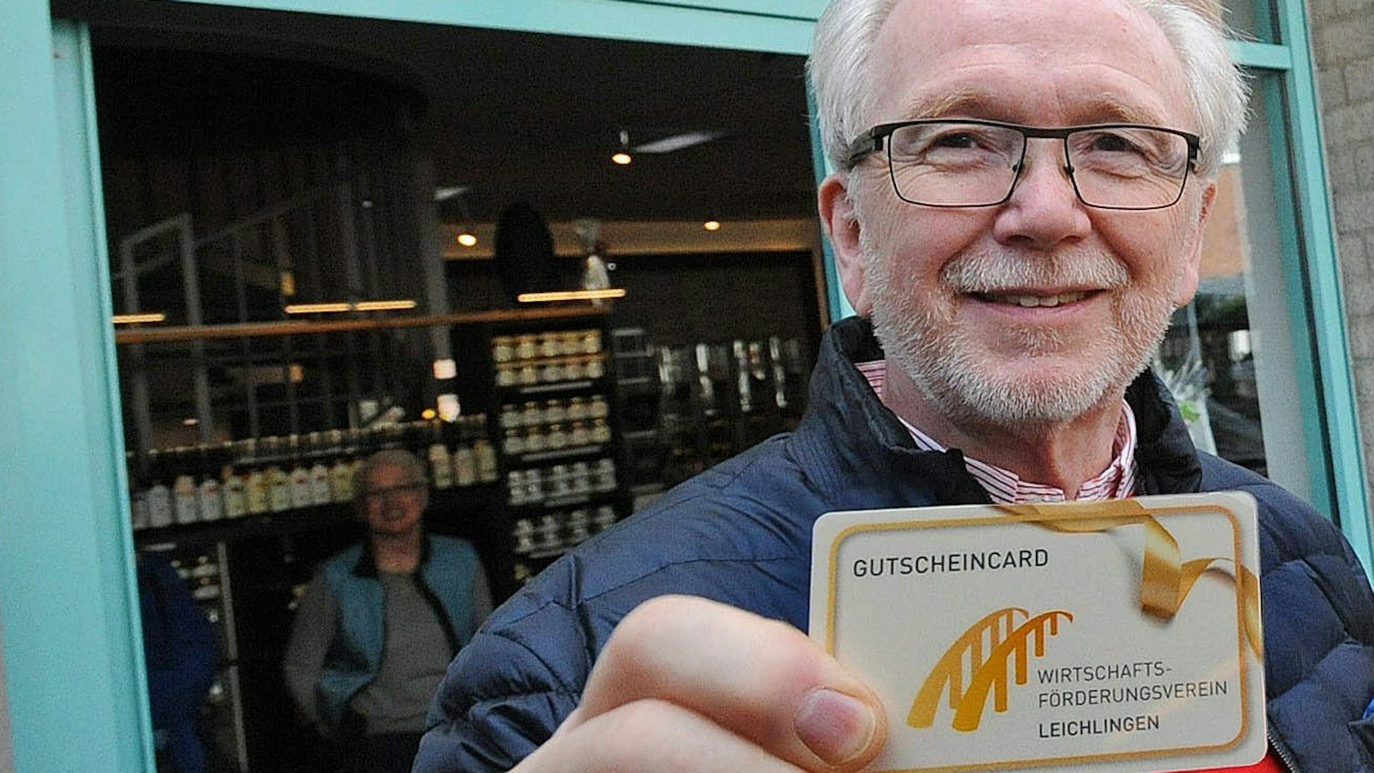 Der stellvertretende Wiv-Vorsitzende Lothar Feuser zeigt die digitale Geschenkkarte für den Leichlinger Einzelhandel.