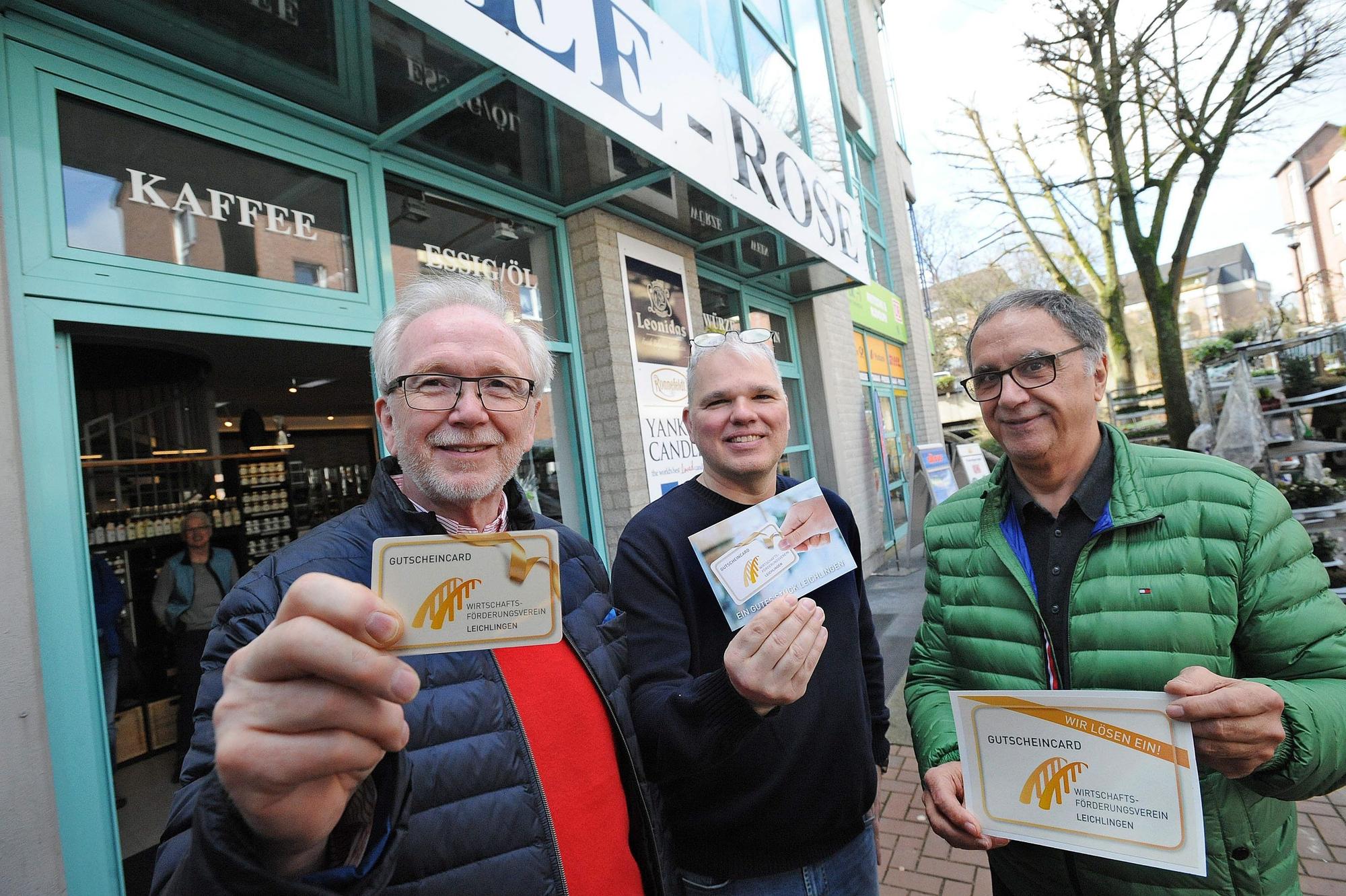 Lothar Feuser (l.) und Reiner Pliefke (r.) vom Wirtschaftsförderungsverein stellten im März 2023 mit Tee-Händler Christoph Hampel die digitale Geschenkkarte für den Leichlinger Einzelhandel vor.