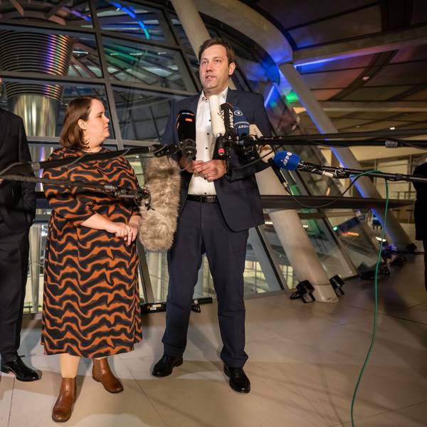 Die Parteichefs der Koalitionsparteien Lars Klingbeil (SPD, r-l) Ricarda Lang (Grüne) und Christian Lindner (FDP) stellen nach dem XXL-Koalitionsausschuss am Dienstag die Ergebnisse vor.