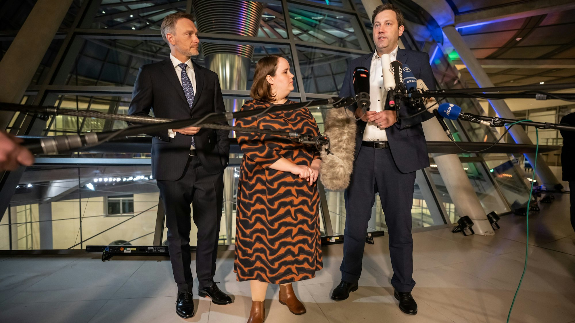 Die Parteichefs der Koalitionsparteien Lars Klingbeil (SPD, r-l) Ricarda Lang (Grüne) und Christian Lindner (FDP) stellen nach dem XXL-Koalitionsausschuss am Dienstag die Ergebnisse vor.