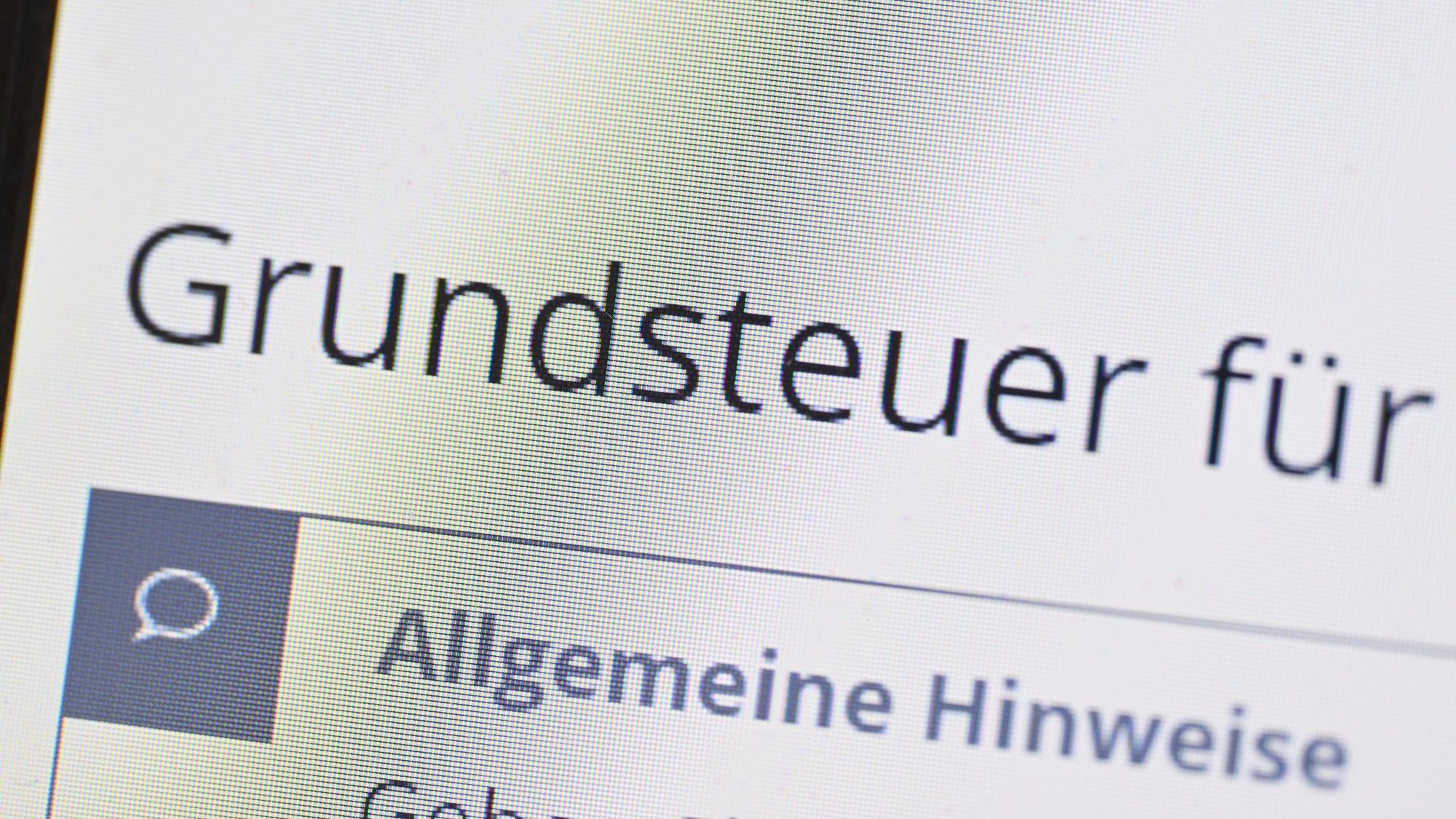 Das Wort Grundsteuer erscheint auf einem Computerbildschirm auf der Seite des Online-Steuerportals Elster