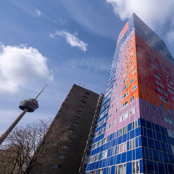 Das bunt verkleidete Herkules-Hochhaus steht nahe dem Kölner Fernsehturm.