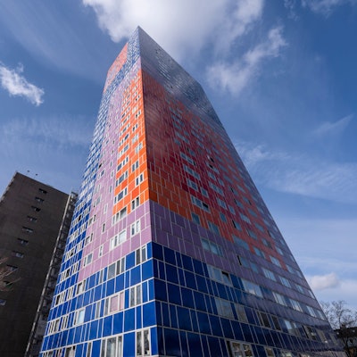 Das bunt verkleidete Herkules-Hochhaus steht nahe dem Kölner Fernsehturm.