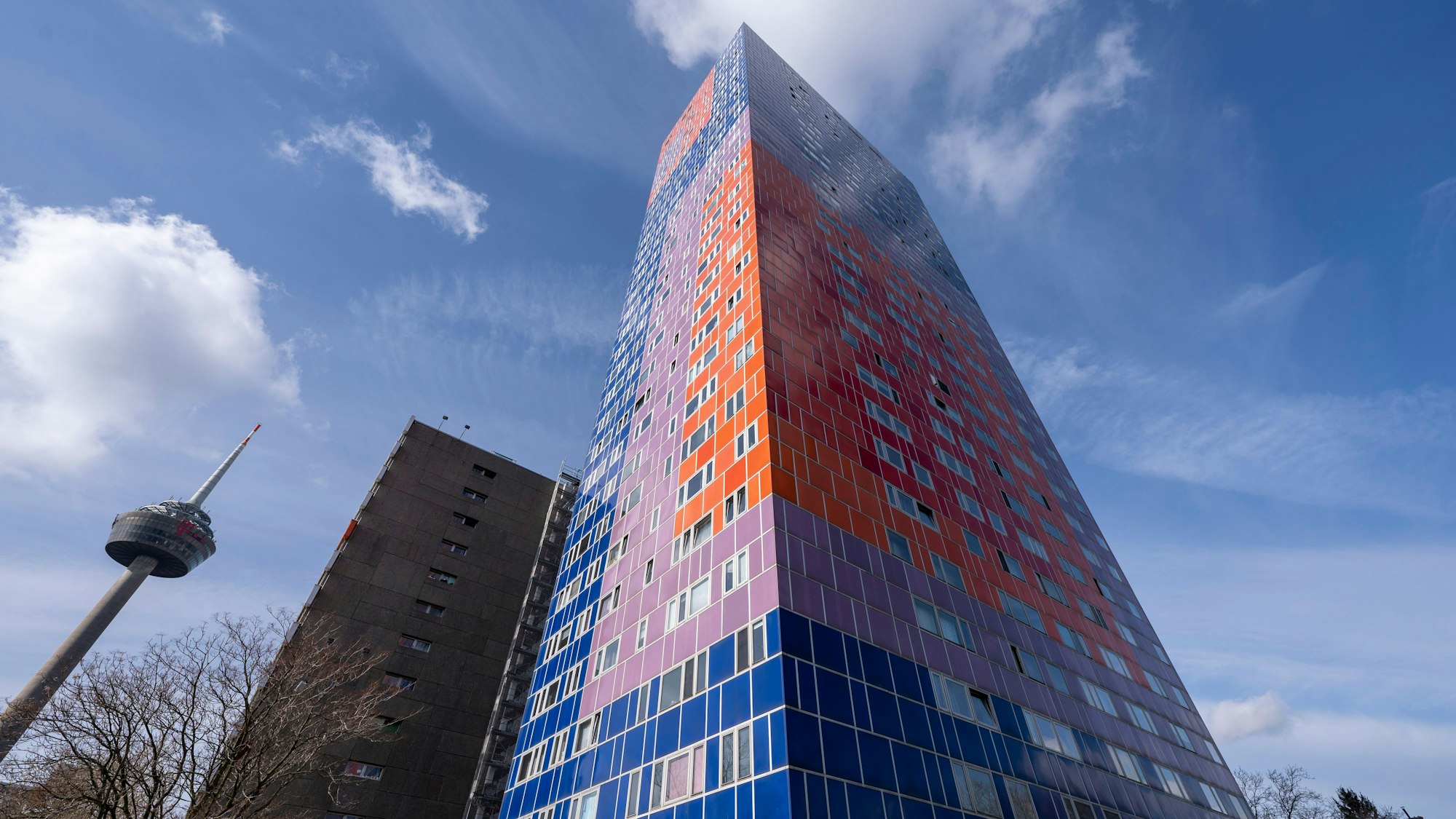 Das bunt verkleidete Herkules-Hochhaus steht nahe dem Kölner Fernsehturm.