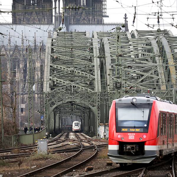 Züge fahren über die Hohenzollernbrücke in den Kölner Hauptbahnhof.