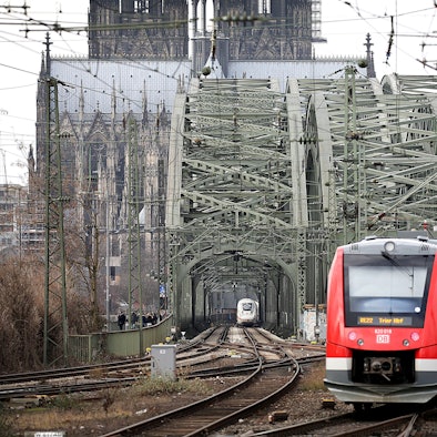 Züge fahren über die Hohenzollernbrücke in den Kölner Hauptbahnhof.