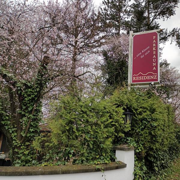 An der Centaurus-Residenz hängt noch das alte Schild der Parksauna, des früheren Bordells.