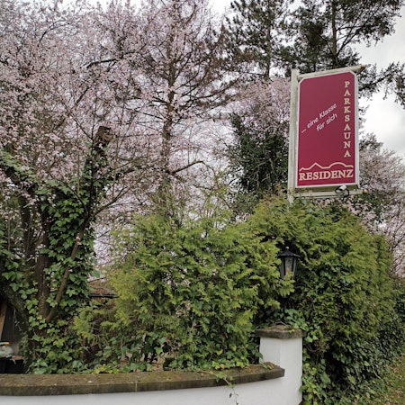 An der Centaurus-Residenz hängt noch das alte Schild der Parksauna, des früheren Bordells.