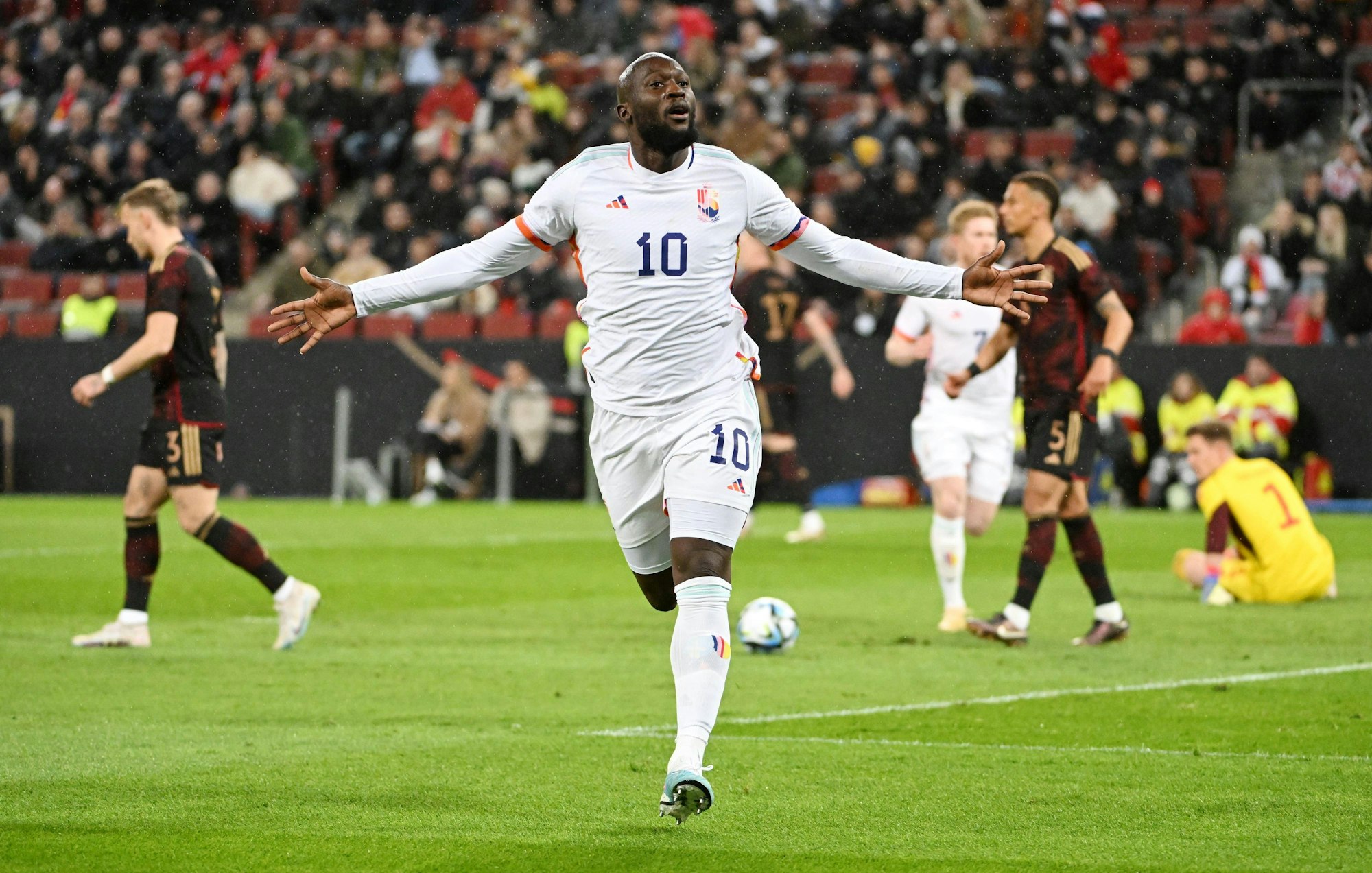 Romelu Lukaku feiert seinen Treffer zum 0:2.