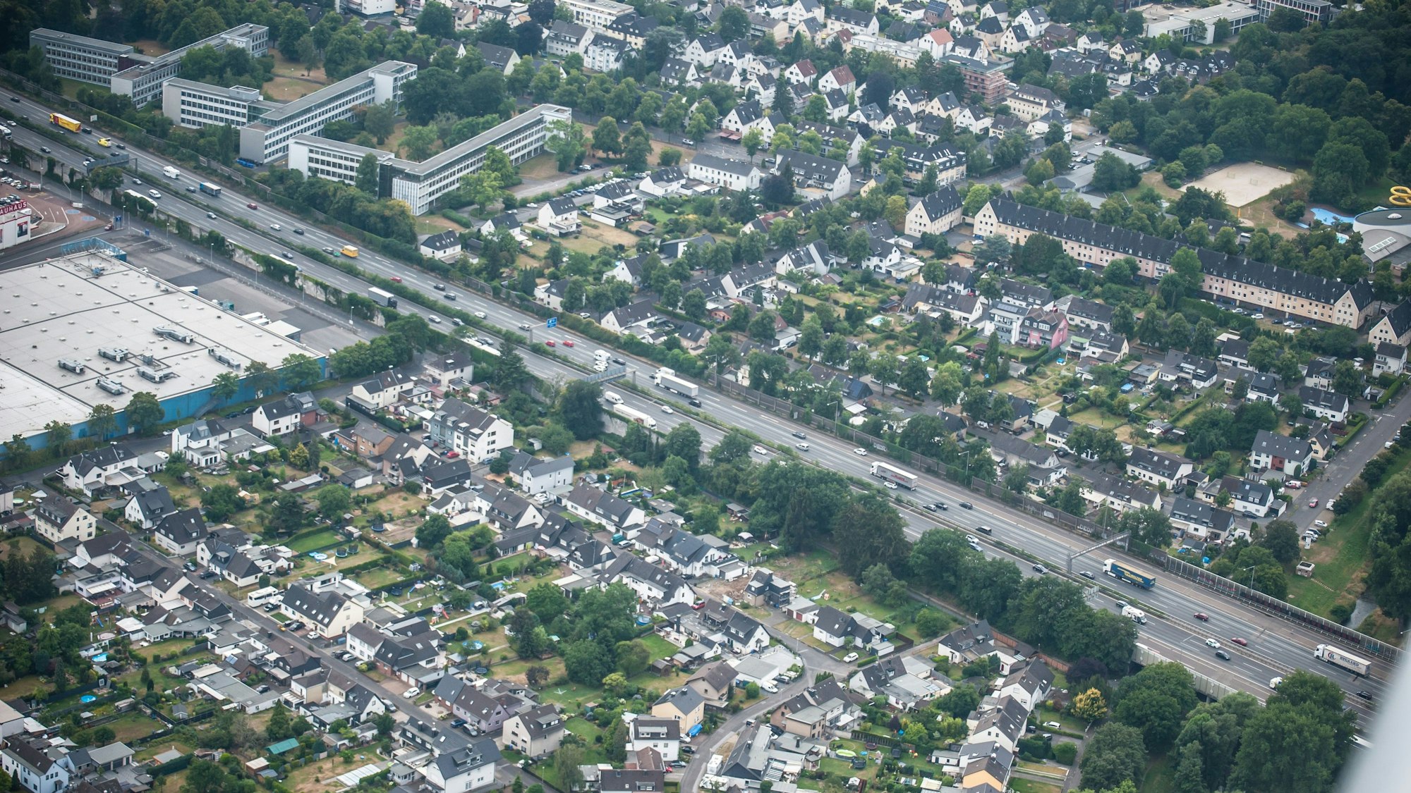 Autobahn3, beengt zwischen den Siedlungen. Foto: Ralf Krieger