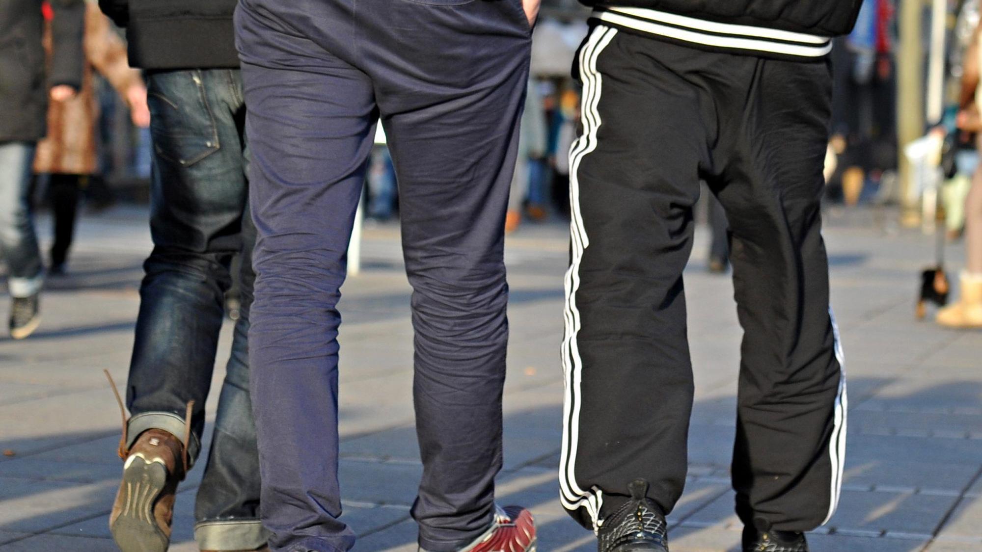 Schüler tragen Jogginghosen auf einem Schulhof.