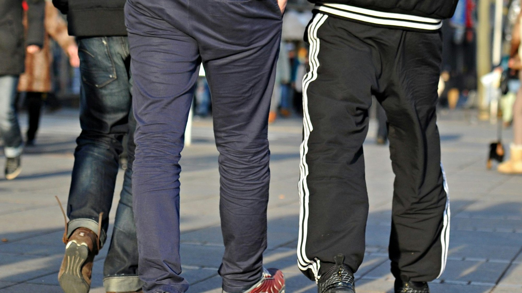 Schüler tragen Jogginghosen auf einem Schulhof.