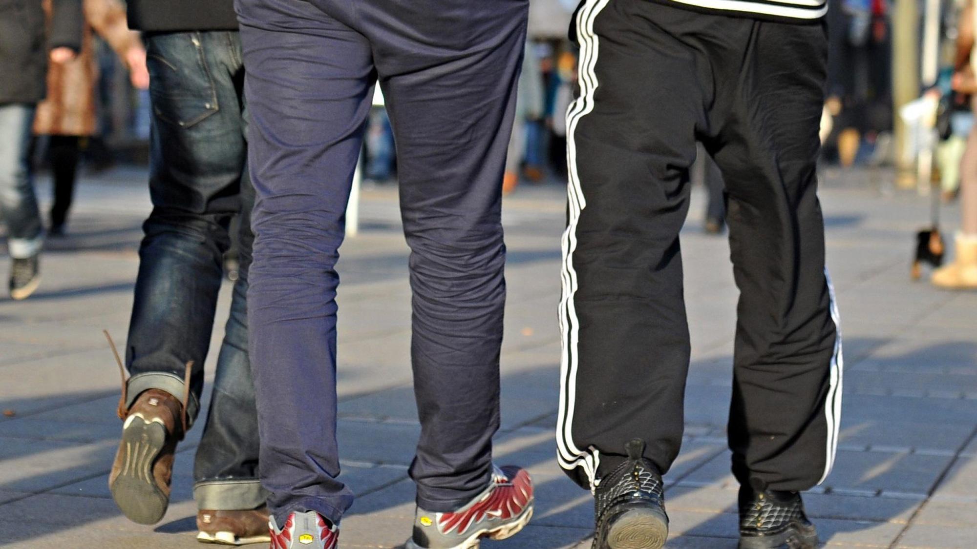 Schüler tragen Jogging- und Trainingshosen in der Schule. Seit mehreren Jahren wird bereits ein Verbot diskutiert, der Bundeselternrat hat einen neuen Vorstoß gemacht. (Archivbild)
