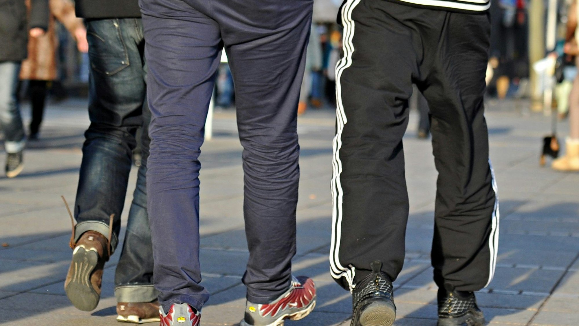 Schüler tragen Jogging- und Trainingshosen in der Schule. Seit mehreren Jahren wird bereits ein Verbot diskutiert, der Bundeselternrat hat einen neuen Vorstoß gemacht. (Archivbild)