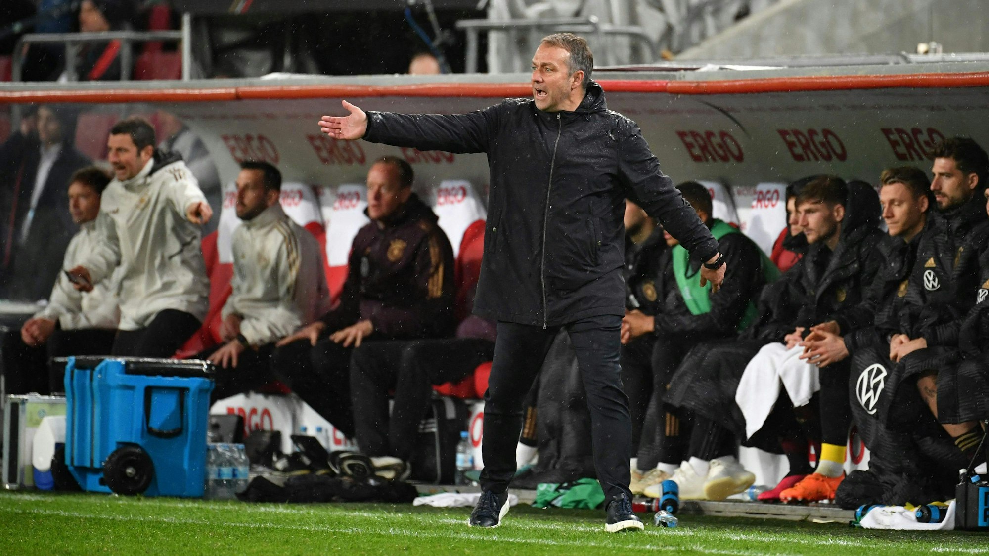 Bundestrainer Hansi Flick litt am Dienstag unter dem dürren Auftritt seiner Mannschaft besonders in der ersten halben Stunde.