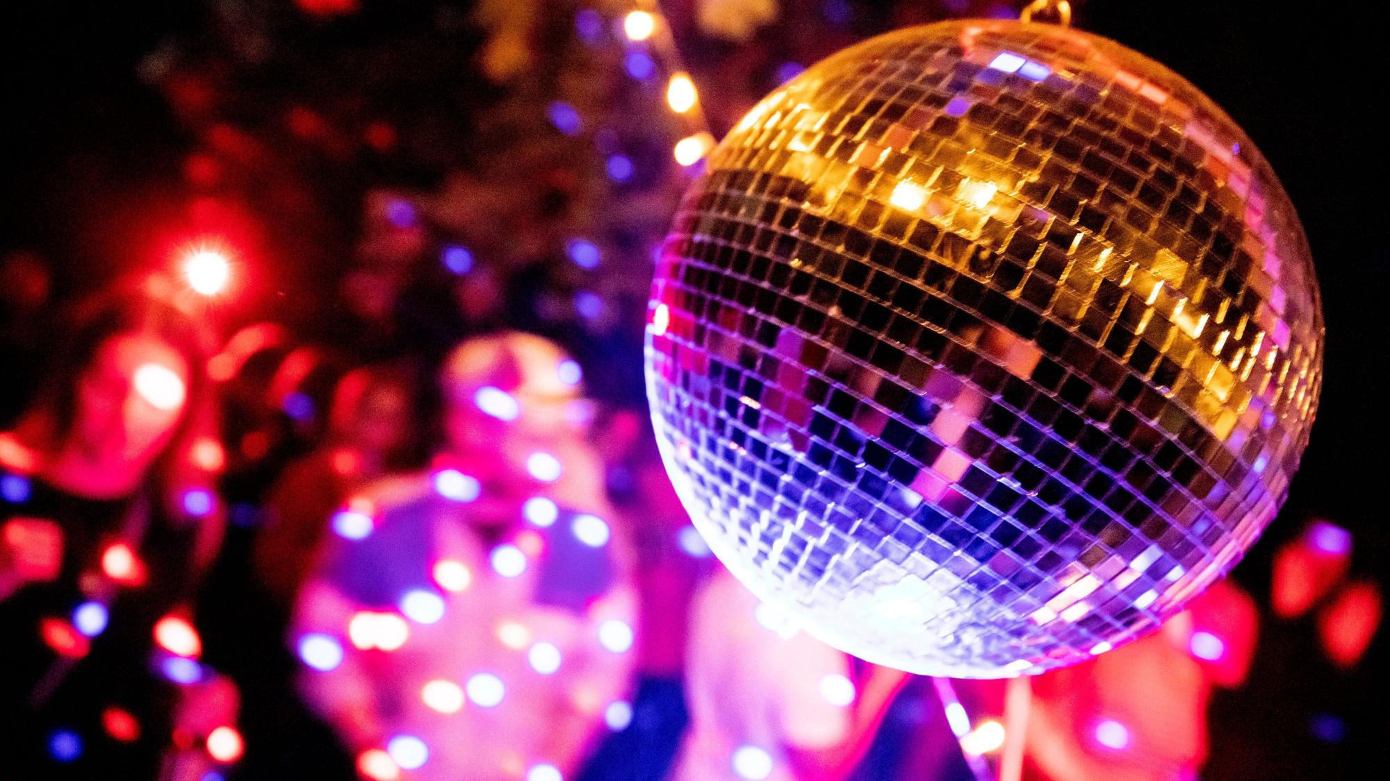 ARCHIV - 04.07.2020, Berlin: Eine Diskokugel dreht sich bei einer Party. Im Suff über 'nen Puff grölen: Das beschreibt vielleicht besonders anschaulich das Pop-Phänomen «Layla». An dem Lied führt im Sommer 2022 jedenfalls nichts vorbei. Das bringt ihm jetzt auch den offiziellen Titel «Sommerhit des Jahres» ein. (zu dpa "Deutschland hat 'nen Sommerhit - und der heißt «Layla») Foto: Christoph Soeder/dpa +++ dpa-Bildfunk +++