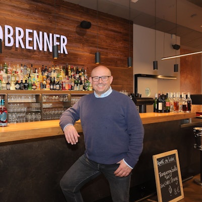 Martin Temme an der Theke seines Restaurants Landbrenner