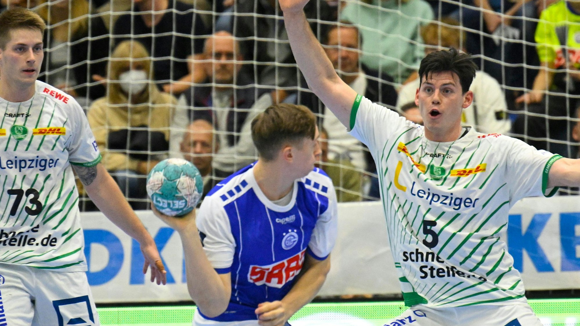 Zu sehen ist eine Spielszene aus einem Handballspiel der Männer.