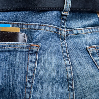 Geldbörse in der Gesäßtasche einer Jeans
