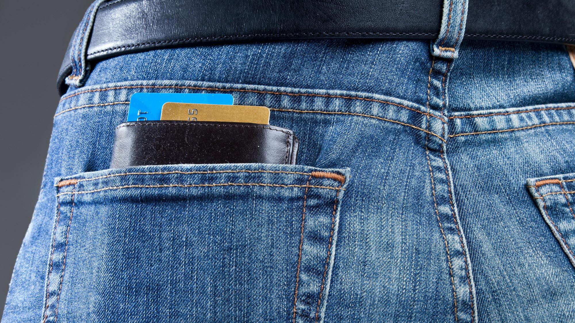 Geldbörse in der Gesäßtasche einer Jeans
