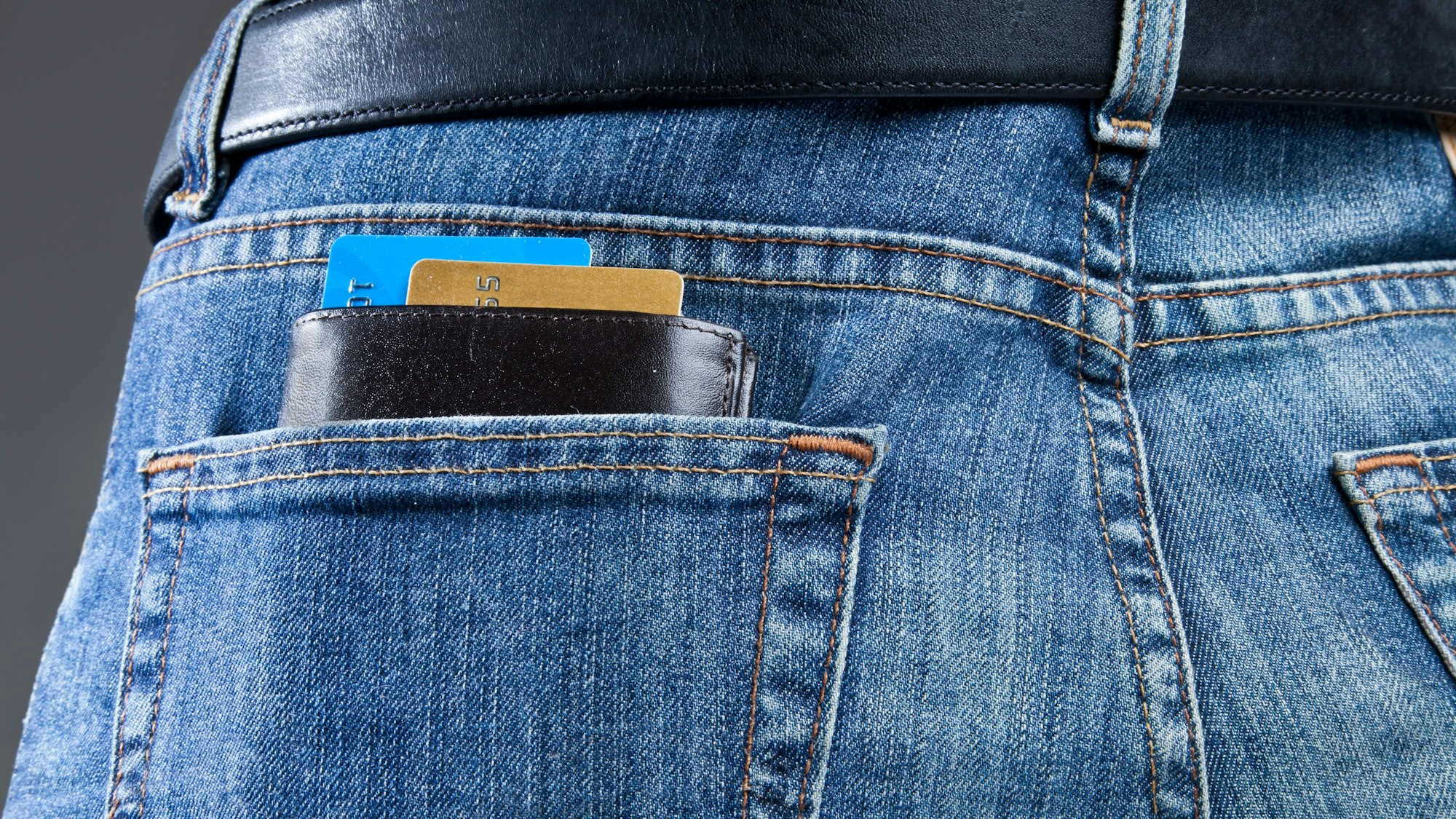 Geldbörse in der Gesäßtasche einer Jeans