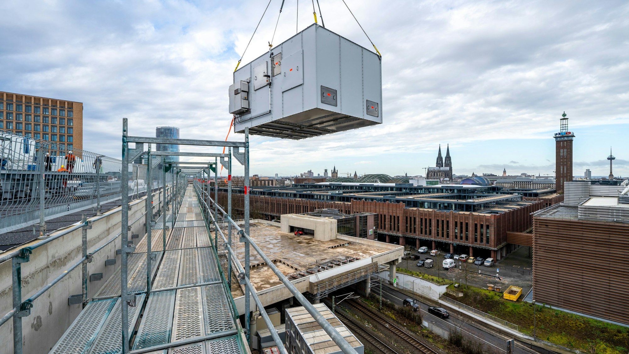 Kühltürme werden auf dem Dach des neuen Kongresszentrums montiert. Im Hintergrund sind Dom und Messeturm zu sehen.