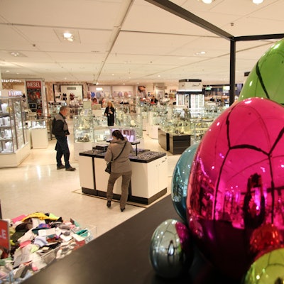 Bunte Ostereier werden im Galeria Kaufhof in Siegburg als Dekoration genutzt.