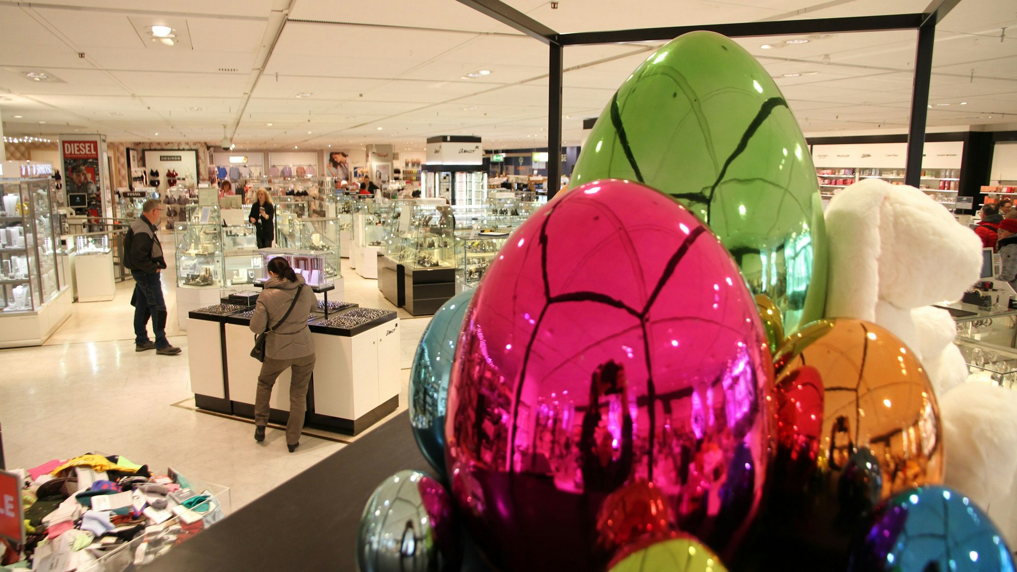 Bunte Ostereier werden im Galeria Kaufhof in Siegburg als Dekoration genutzt.