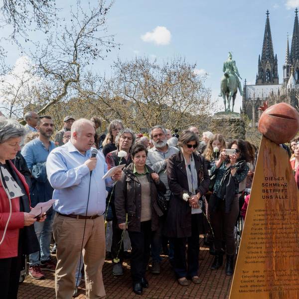 Einweihung des Denkmals für den Genozid an der armenischen Bevölkerung am 15. April 2018 - im Hintergrund der Kölner Dom.