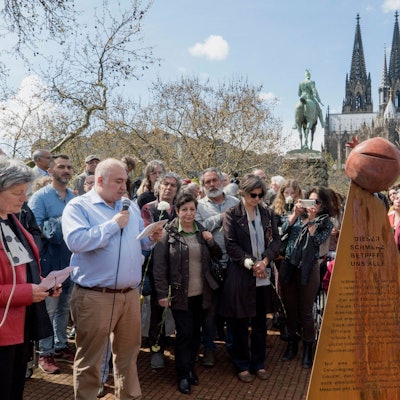 Einweihung des Denkmals für den Genozid an der armenischen Bevölkerung am 15. April 2018 - im Hintergrund der Kölner Dom.