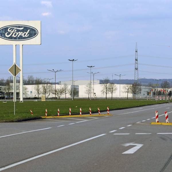 Die Werkfeuerwehr der Ford-Werke in Saarlouis sperrt am Donnerstagabend 19.03.2020 den Mitarbeiterparkplatz ab. Das Werk steht wegen der Corona-Krise momentan still, der Parkplatz soll ab Dienstag als Drive-In-Testzentrum für Corona-Kranke genutzt werden. *** On Thursday evening 19 03 2020, the fire brigade of the Ford plants in Saarlouis closes the employee car park The plant is currently at a standstill due to the corona crisis, the car park is to be used as a drive-in test centre for corona patients from Tuesday bub