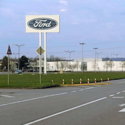 Die Werkfeuerwehr der Ford-Werke in Saarlouis sperrt am Donnerstagabend 19.03.2020 den Mitarbeiterparkplatz ab. Das Werk steht wegen der Corona-Krise momentan still, der Parkplatz soll ab Dienstag als Drive-In-Testzentrum für Corona-Kranke genutzt werden. *** On Thursday evening 19 03 2020, the fire brigade of the Ford plants in Saarlouis closes the employee car park The plant is currently at a standstill due to the corona crisis, the car park is to be used as a drive-in test centre for corona patients from Tuesday bub