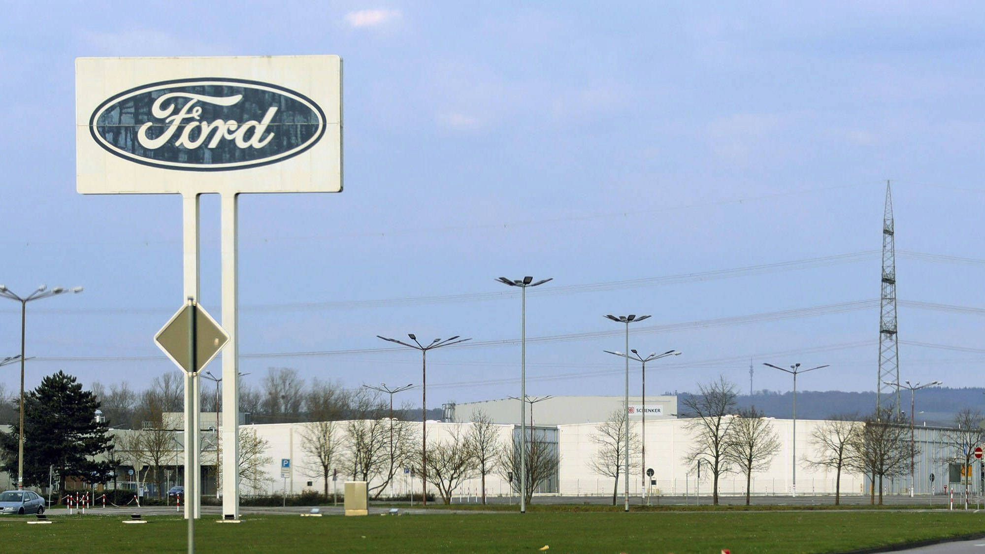 Die Werkfeuerwehr der Ford-Werke in Saarlouis sperrt am Donnerstagabend 19.03.2020 den Mitarbeiterparkplatz ab. Das Werk steht wegen der Corona-Krise momentan still, der Parkplatz soll ab Dienstag als Drive-In-Testzentrum für Corona-Kranke genutzt werden. *** On Thursday evening 19 03 2020, the fire brigade of the Ford plants in Saarlouis closes the employee car park The plant is currently at a standstill due to the corona crisis, the car park is to be used as a drive-in test centre for corona patients from Tuesday bub