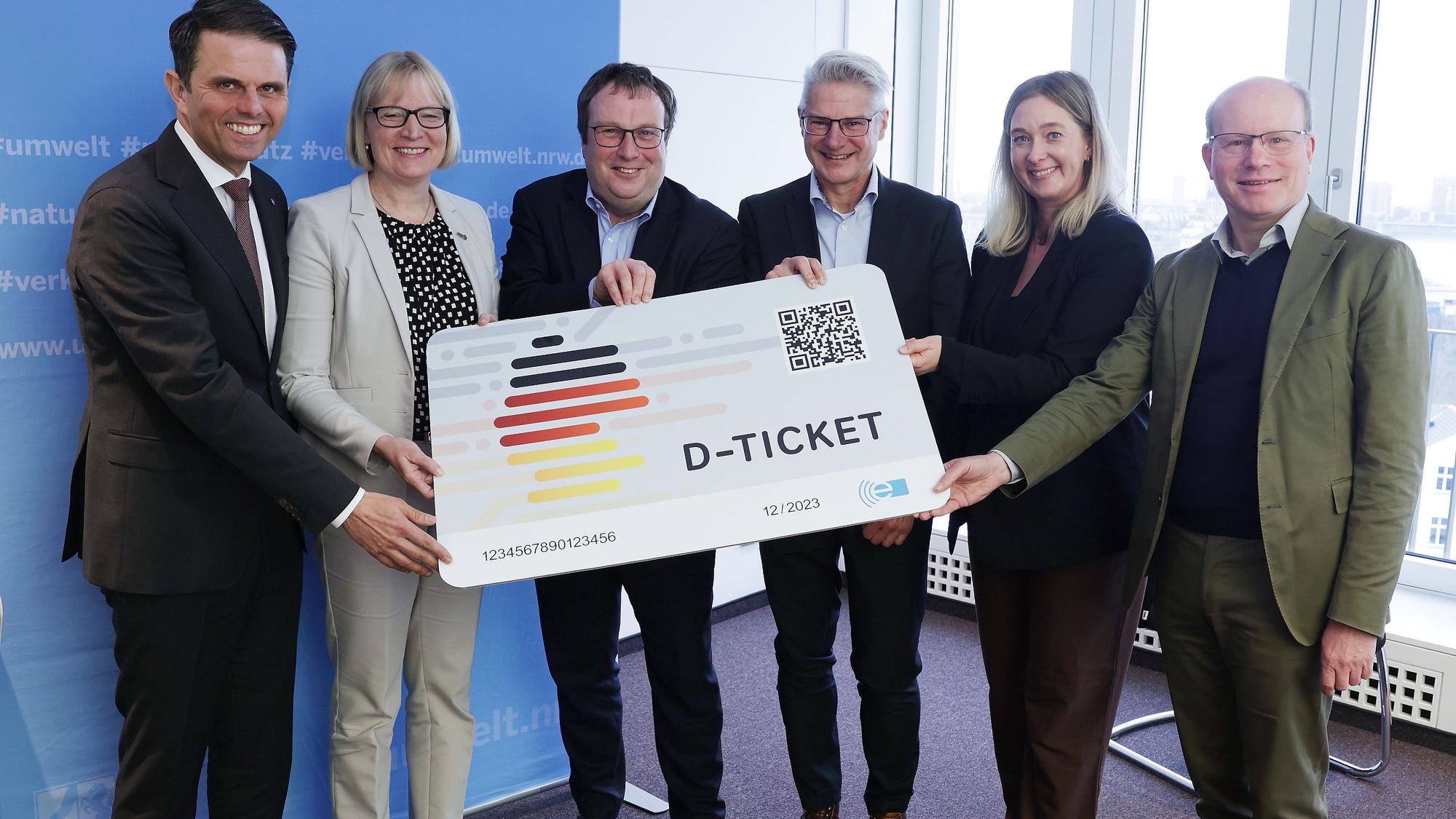Vor dem Start des Deutschlandtickets in NRW (v.l.): VRR-Chef José Luis Castrillo, KVB-Chefin Stefanie Haaks, NRW-Verkehrsminister Oliver Krischerund und VRS-Chef Michael Vogel
