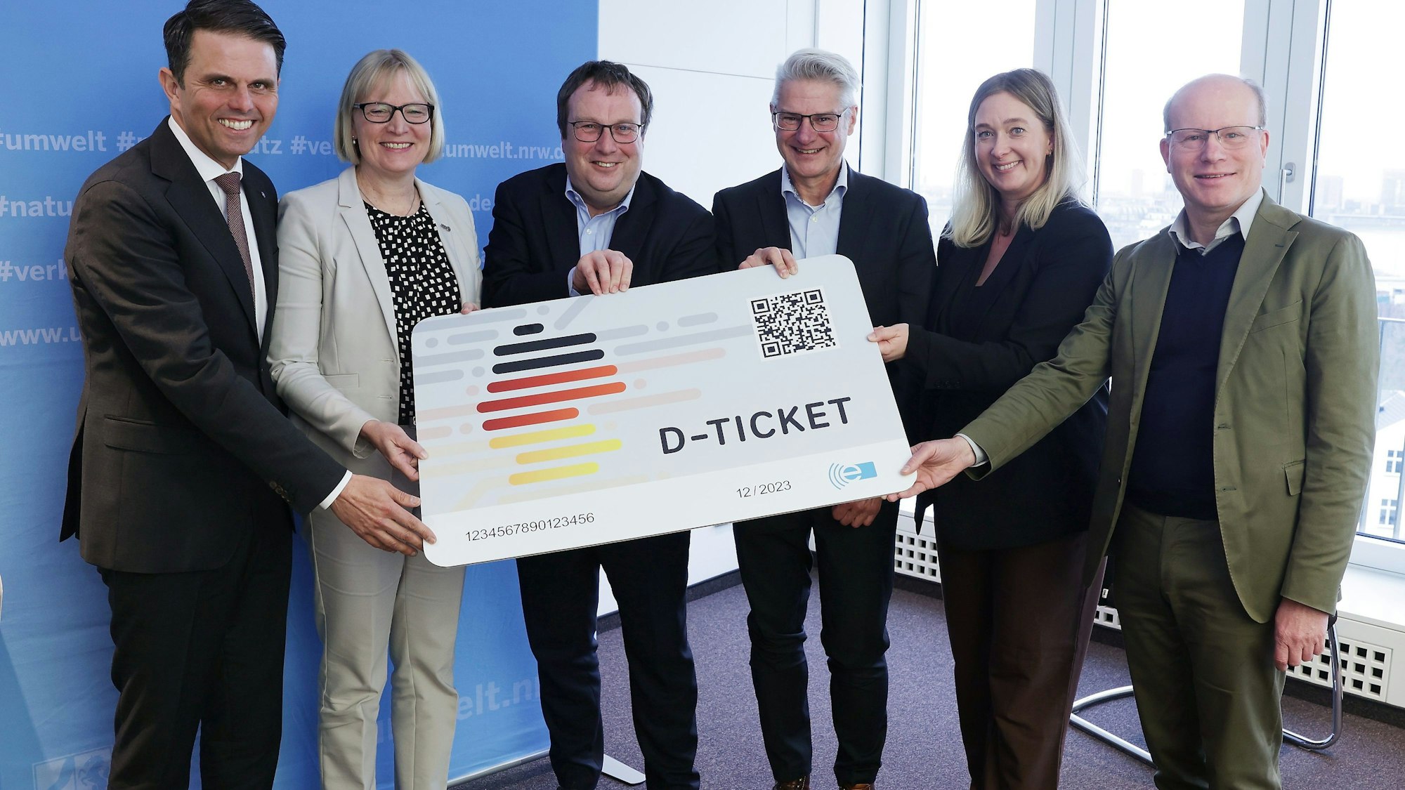 Vor dem Start des Deutschlandtickets in NRW (v.l.): VRR-Chef José Luis Castrillo, KVB-Chefin Stefanie Haaks, NRW-Verkehrsminister Oliver Krischerund und VRS-Chef Michael Vogel