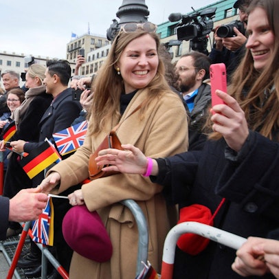 Gute Laune am Brandenburger Tor: König Charles III. schüttelt Hände von Fans beim dreitägigen Staatsbesuch, Berlin ist die erste Station am Mittwoch.