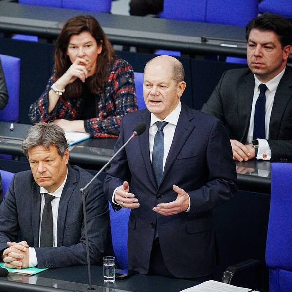 Bundeskanzler Olaf Scholz (SPD, 2.v.r.), Finanzminister Christian Lindner (FDP, l) und Wirtschaftsminister Robert Habeck im März im Bundestag