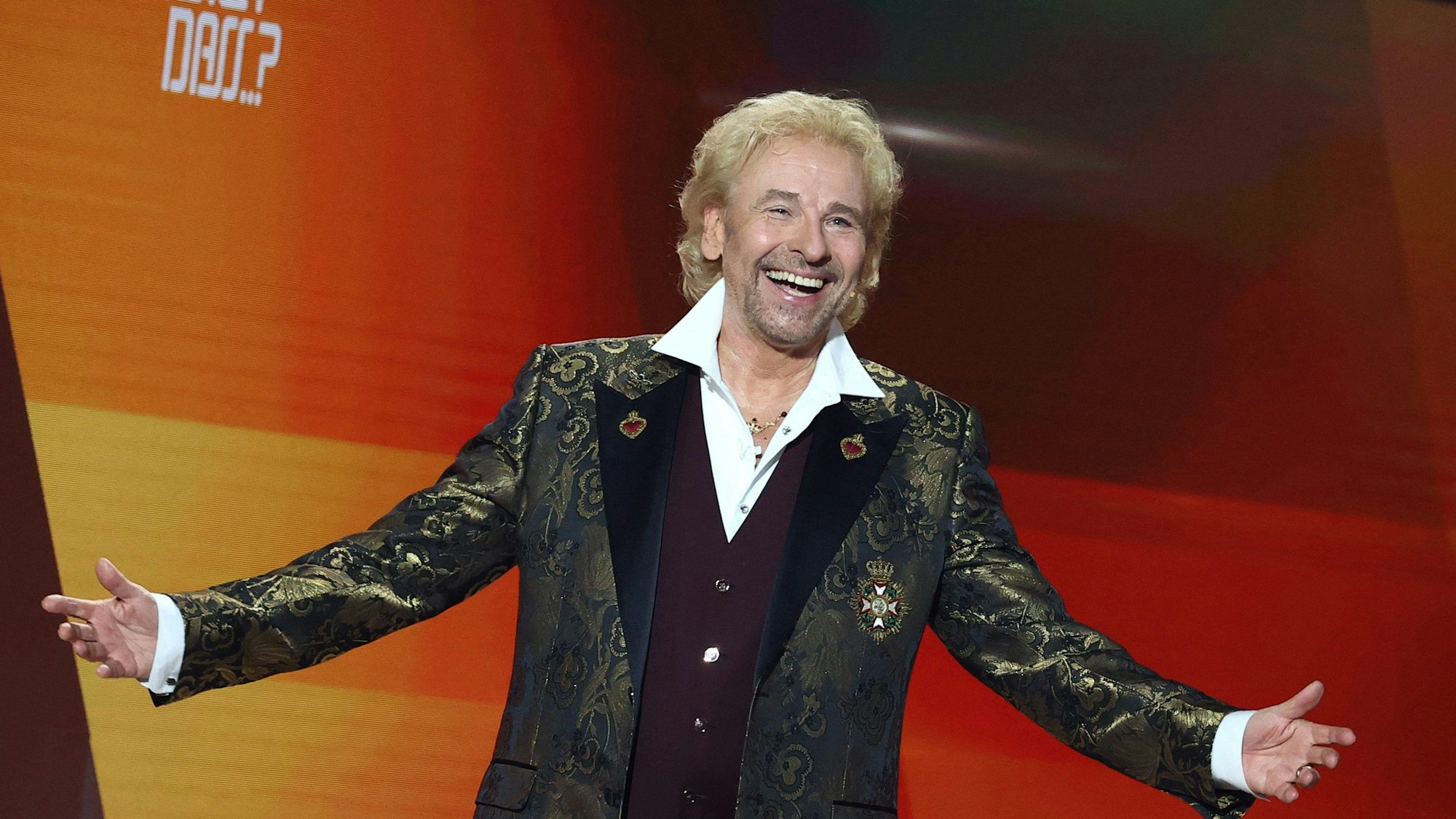 ARCHIV - 06.11.2021, Bayern, Nürnberg: Thomas Gottschalk, Moderator, kommt zu Beginn der Jubiläumsshow «Wetten, dass..?» auf die Bühne. (zu dpa «Gottschalk will für "Wetten, dass..?" keine "B-Promis" auf der Couch») Foto: Daniel Karmann/dpa +++ dpa-Bildfunk +++
