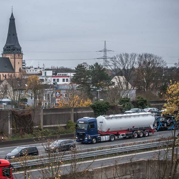 Autobahn 3 bauhaus, metro, Syltstraße (auf der anderen Seite), Manfort. (Vom Dach der Geschwister-Scholl-Schule fotografiert) Foto: Ralf Krieger