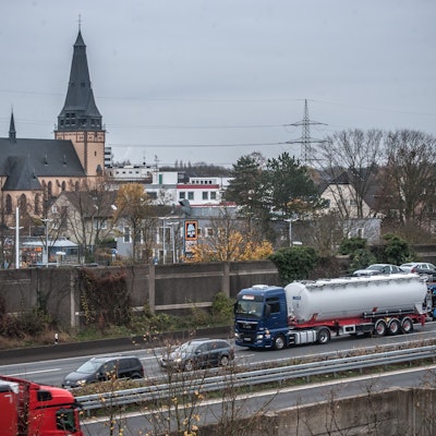 Autobahn 3 bauhaus, metro, Syltstraße (auf der anderen Seite), Manfort. (Vom Dach der Geschwister-Scholl-Schule fotografiert)  Foto: Ralf Krieger