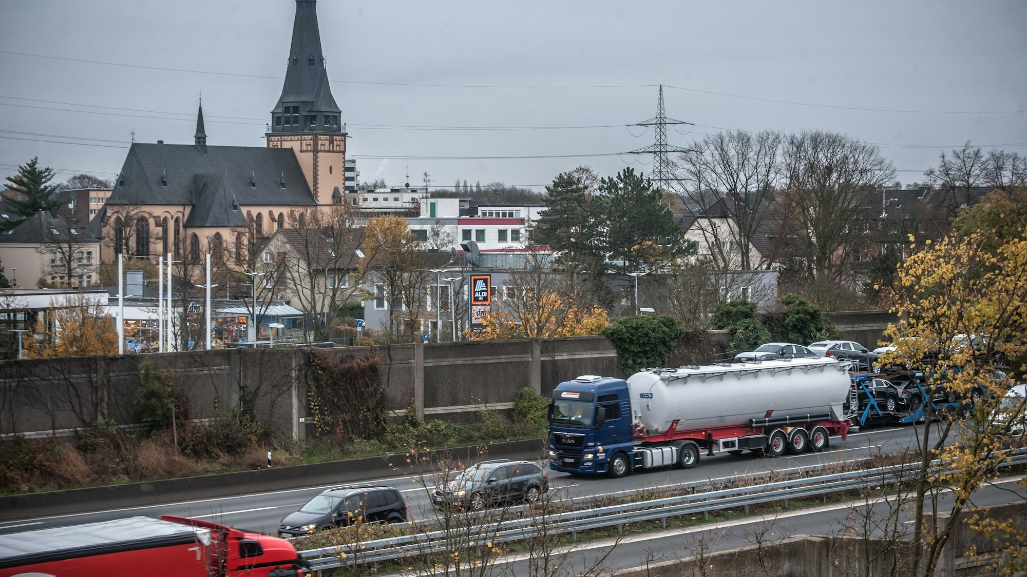Autobahn 3 bauhaus, metro, Syltstraße (auf der anderen Seite), Manfort. (Vom Dach der Geschwister-Scholl-Schule fotografiert) Foto: Ralf Krieger